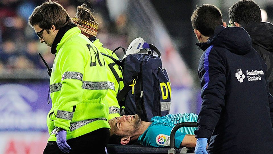 Gelandang Barcelona, Sergio Busquets ditarik keluar setelah bentrok dengan Gonzalo Escalante. Copyright: &copy; ANDER GILLENEA/AFP/Getty Images